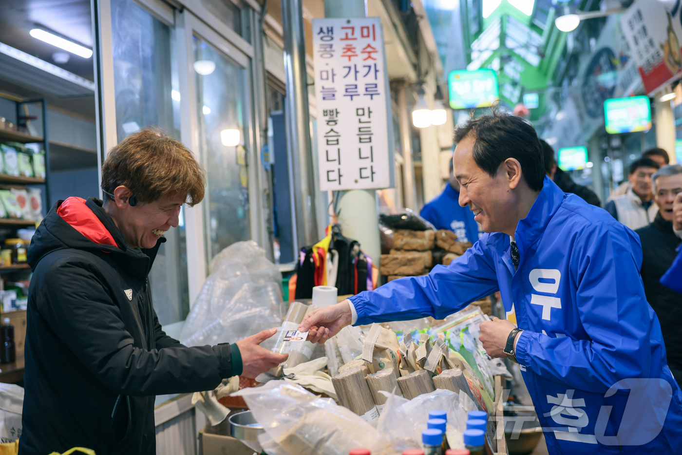 (태백=뉴스1) 이종재 기자 = 더불어민주당 우상호 강원도지사 예비후보가 19일 태백 황지자유시장을 찾아 상인들과 인사를 나누며 지지를 호소하고 있다. (우상호 후보 측 제공. 재 …