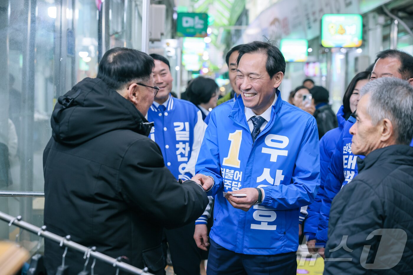 본문 이미지 - 더불어민주당 우상호 강원도지사 예비후보가 지난 19일 태백 황지자유시장을 찾아 상인들과 인사를 나누며 지지를 호소하고 있다. (우상호 후보 측 제공. 재판매 및 DB금지) 2026.3.19 ⓒ 뉴스1 이종재 기자