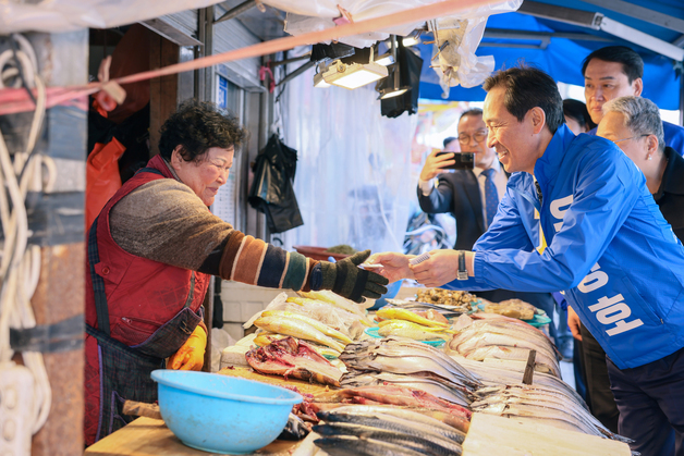 상인과 인사하는 우상호 예비후보