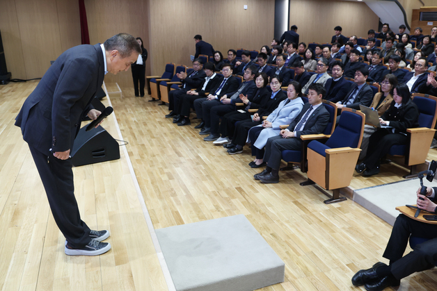 김영환 충북지사 "직원 여러분께 송구…곧 도정에 복귀할 것"