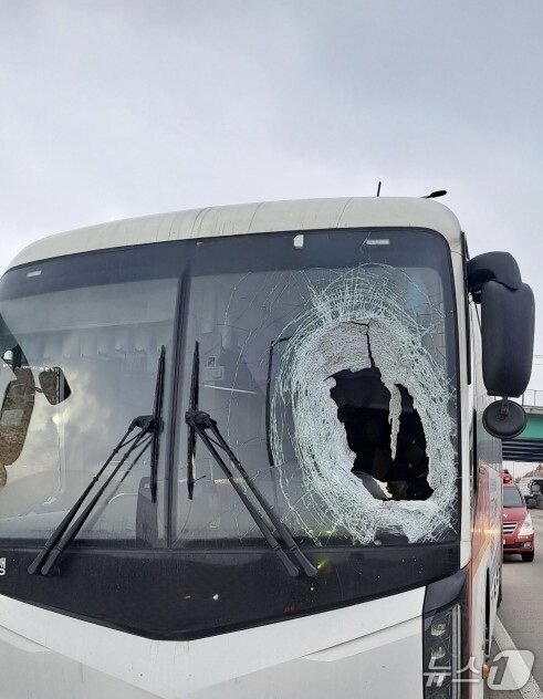 본문 이미지 - 당시 화물차 바퀴가 날아든 버스.(경기도소방재난본부 제공)