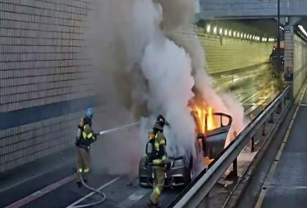 과천 남태령지하차도 차량 화재…양방향 도로 통제(종합)