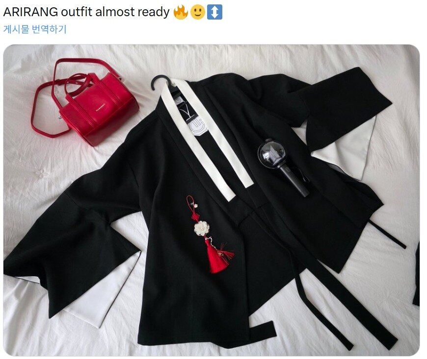 본문 이미지 - 해외 팬이 공연을 앞두고 방탄소년단(BTS) 이번 앨범 콘셉트인 'ARIRANG'에 맞춰 한복 저고리와 노리개를 준비했다. (엑스 갈무리)