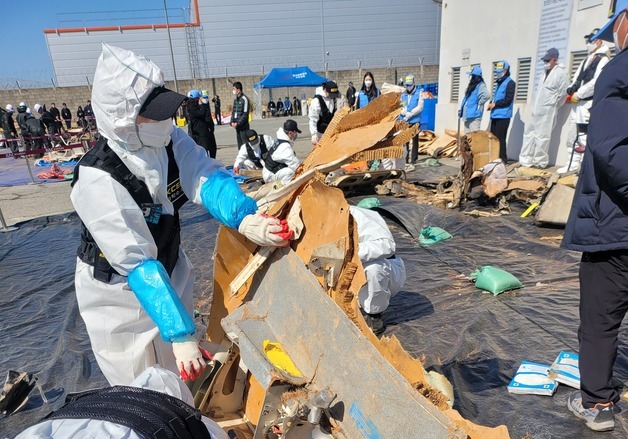 여객기 참사 희생자 유해 추정 물체 또 발견…유류품 15묶음