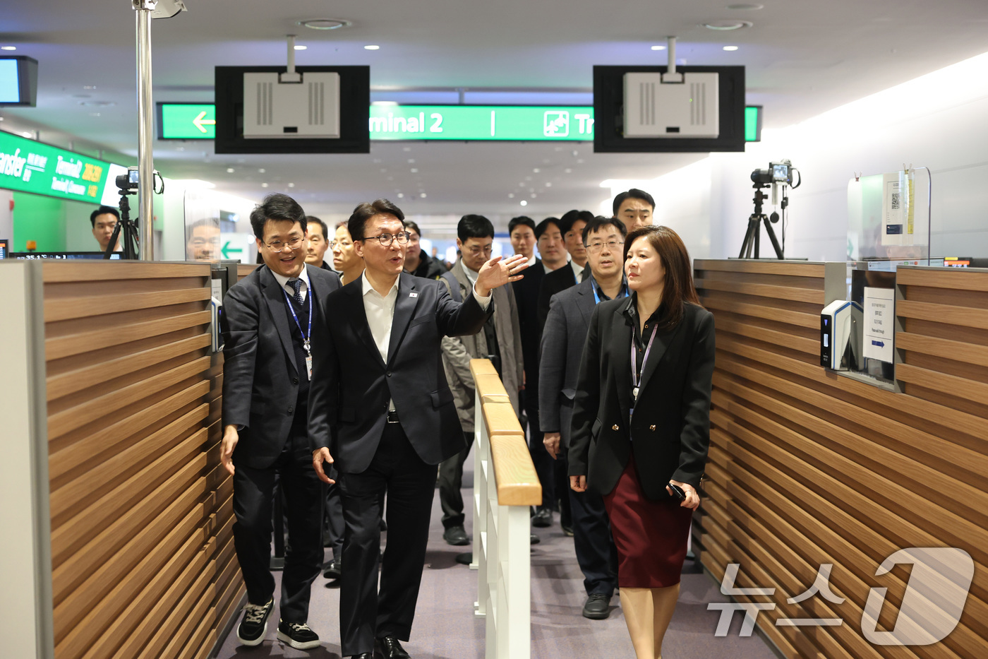 (서울=뉴스1) 임세영 기자 = 김민석 국무총리가 19일 오후 미국·스위스 방문을 마치고 귀국한 직후 인천공항 현장을 찾아 BTS 컴백 공연과 관련해 입국장 상황을 직접 점검하고 …