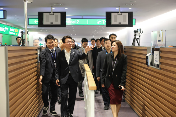 김민석 총리, BTS 컴백 공연 관련 인천공항 입국장 점검