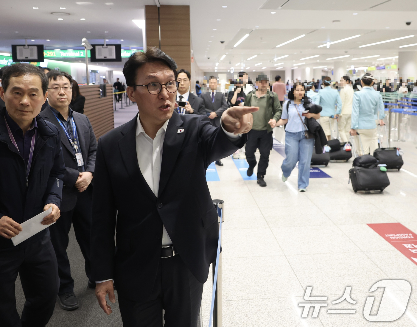 (서울=뉴스1) 임세영 기자 = 김민석 국무총리가 19일 오후 미국·스위스 방문을 마치고 귀국한 직후 인천공항 현장을 찾아 BTS 컴백 공연과 관련해 입국장 상황을 직접 점검하고 …