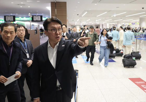 BTS 컴백 공연 관련 인천공항 입국장 점검 나선 김민석 총리