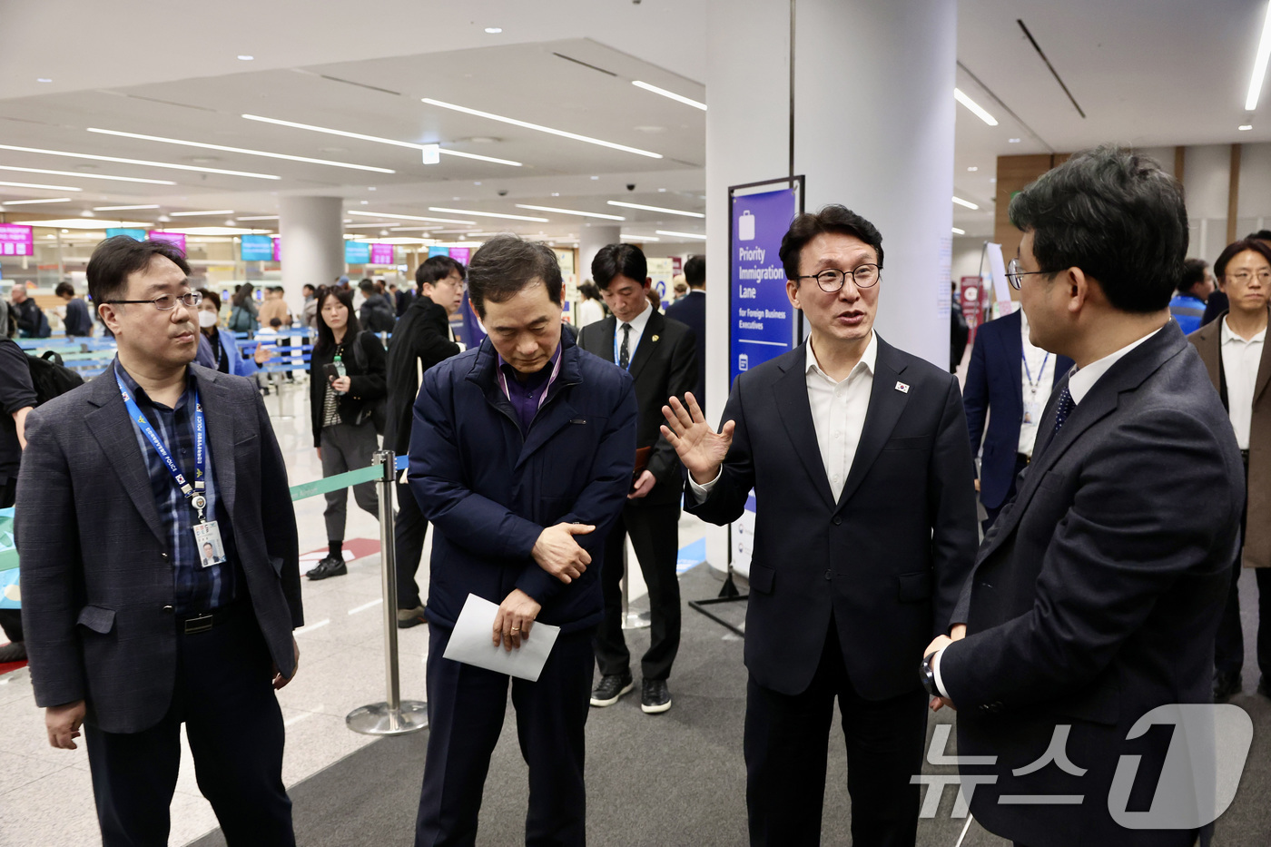 (서울=뉴스1) 임세영 기자 = 김민석 국무총리가 19일 오후 미국·스위스 방문을 마치고 귀국한 직후 인천공항 현장을 찾아 BTS 컴백 공연과 관련해 입국장 상황을 직접 점검하고 …
