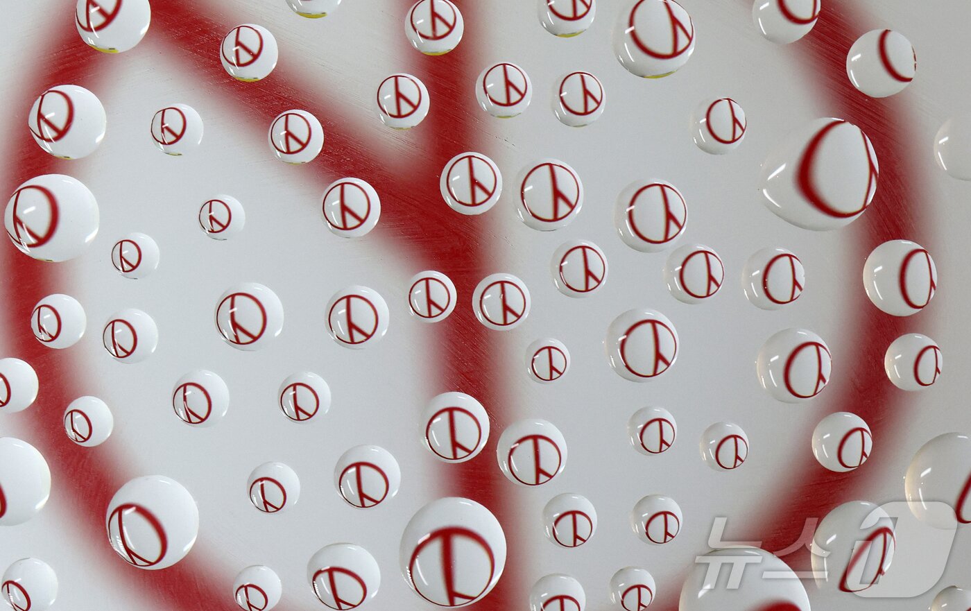 본문 이미지 - ‘세계 물의 날’을 앞둔 20일 물방울 속에 기표 모양이 담겨있다. 한 방울의 물처럼 소중한 한 표가 오는 6월 3일 지방선거에서 지역의 미래를 결정짓는다는 의미를 담았다. 2026.3.20 ⓒ 뉴스1 김기태 기자