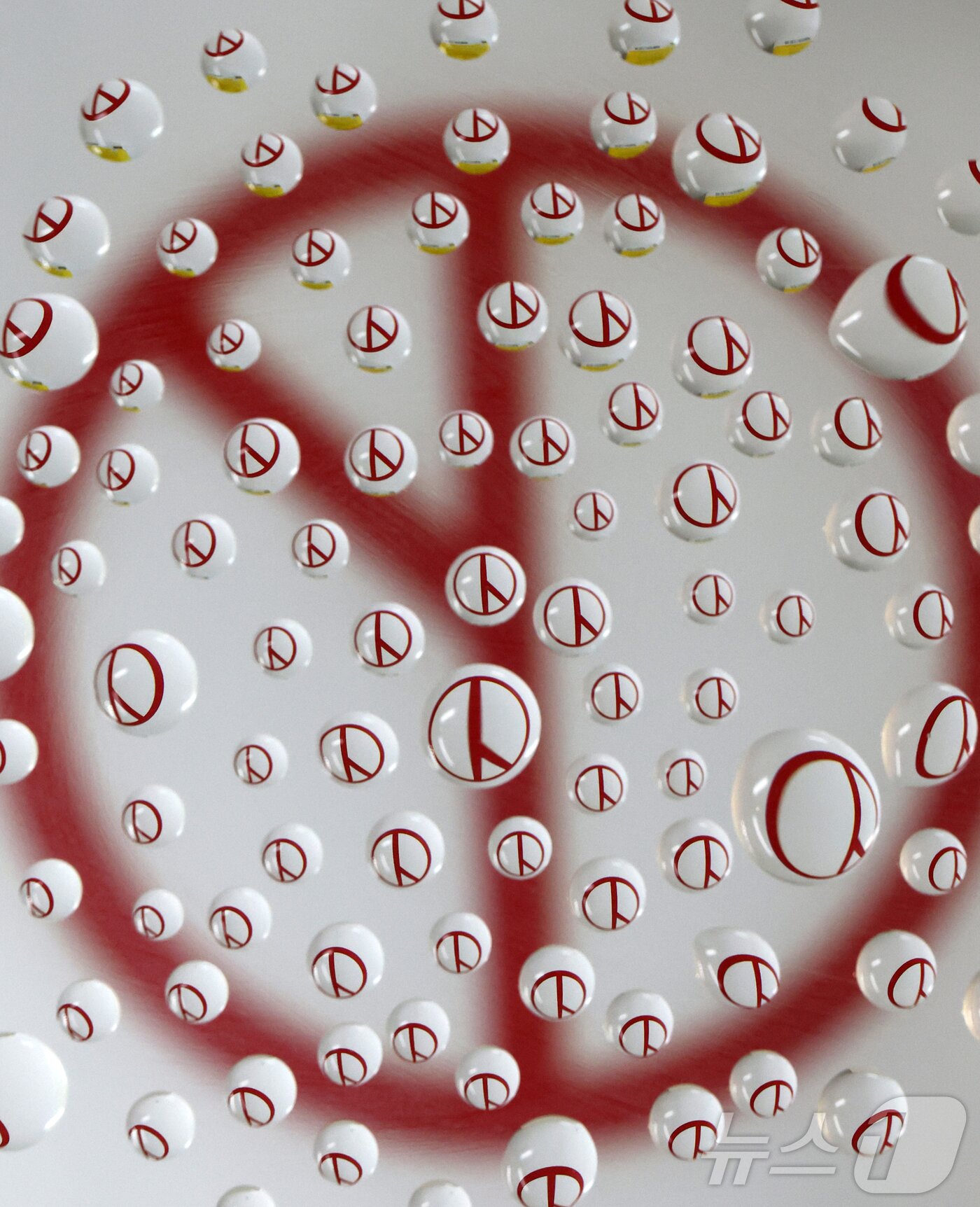 본문 이미지 - ‘세계 물의 날’을 앞둔 20일 물방울 속에 기표 모양이 담겨있다. 한 방울의 물처럼 소중한 한 표가 오는 6월 3일 지방선거에서 지역의 미래를 결정짓는다는 의미를 담았다. 2026.3.20 ⓒ 뉴스1 김기태 기자