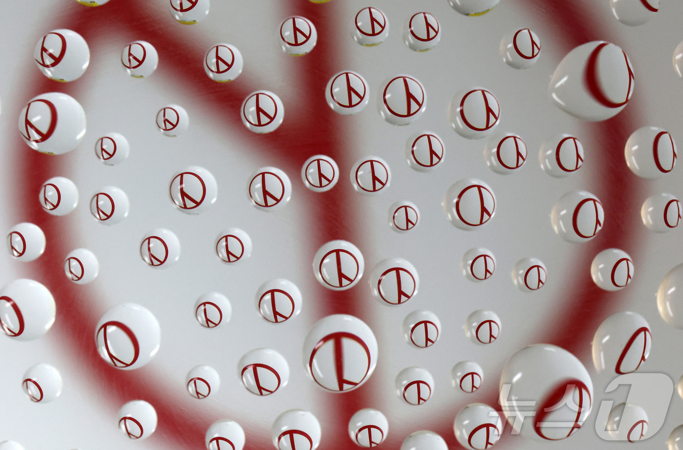 (대전=뉴스1) 김기태 기자 = ‘세계 물의 날’을 앞둔 20일 물방울 속에 기표 모양이 담겨있다.한 방울의 물처럼 소중한 한 표가 오는 6월 3일 지방선거에서 지역의 미래를 결정 …