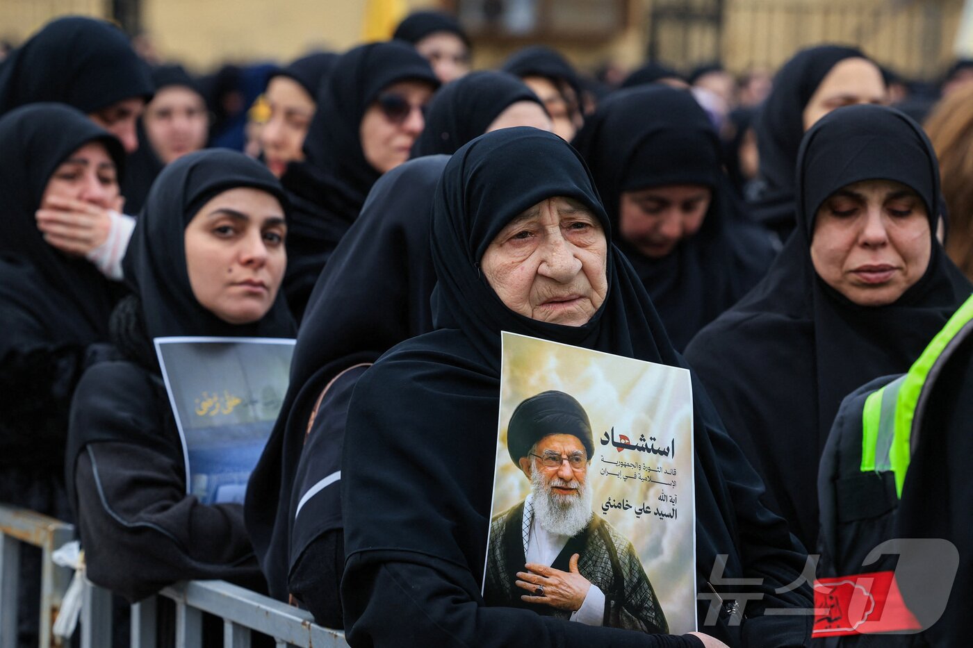 본문 이미지 - 레바논의 친이란 시위에서 하메네이 죽음을 애도하는 참가자들. 2026.03.01 ⓒ 로이터=뉴스1