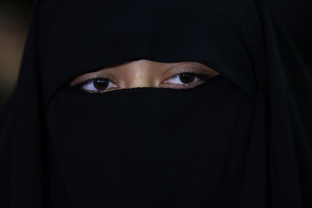 '하메네이 폭사' 이란에 닥칠 시나리오…정권 존속이냐 붕괴냐