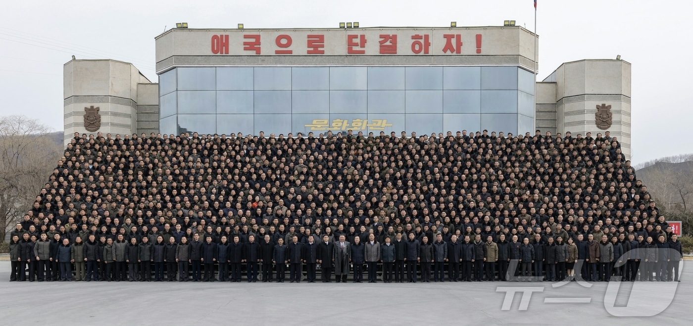 (평양 노동신문=뉴스1) = 북한 노동당 기관지 노동신문은 2일 "김정은 노동당 총비서가 1일 황해북도 상원군 상원세멘트(시멘트)연합기업소에서 노력혁신자·공로자·일군들과 기념사진을 …