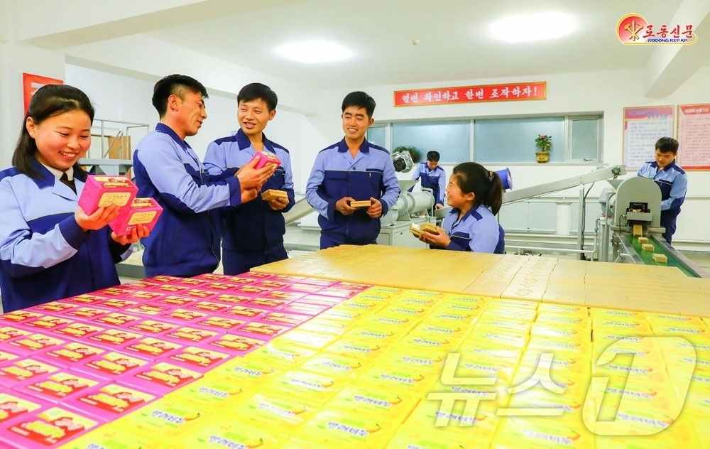 (평양 노동신문=뉴스1) = 북한 노동당 기관지 노동신문은 2일 "황해북도 곡산군일용품공장에서 노동자들이 제품의 질을 높이기 위해 창조적 지혜를 합쳐가고 있다"라고 보도했다. [국 …