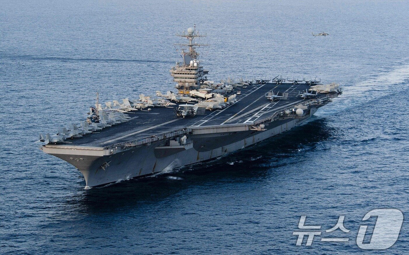본문 이미지 - 이란 혁명수비대가 1일 중동에서 작전을 수행중인 미국의 핵추진 항공모함 에이브러햄 링컨함에대해 “탄도미사일 4발로 링컨함을 타격했다”고 주장했다 이에 미군은 “이란의 미사일은 근처에도 오지 못했다”고 반박했다. 사진은 링컨함이 2012년 1월 19일 아라비아해를 통과하는 모습으로 당시 미 해군이 언론에 공개했다. 2026.3.2 ⓒ AFP=뉴스1