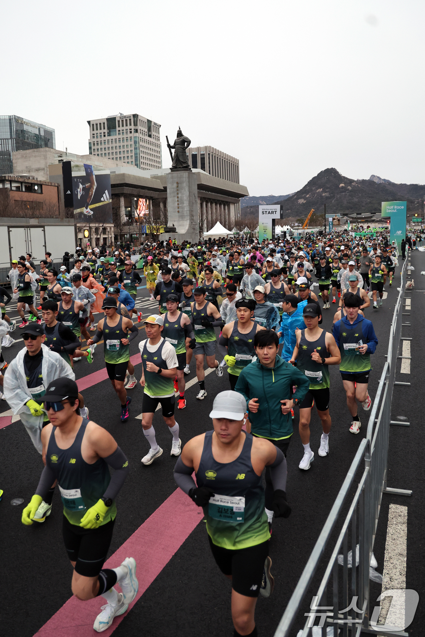 (서울=뉴스1) 황기선 기자 = 2일 오전 서울 광화문광장에서 열린 '2026 서울 하프 레이스 마라톤'에서 참가자들이 힘차게 출발하고 있다.  2026.3.2/뉴스1