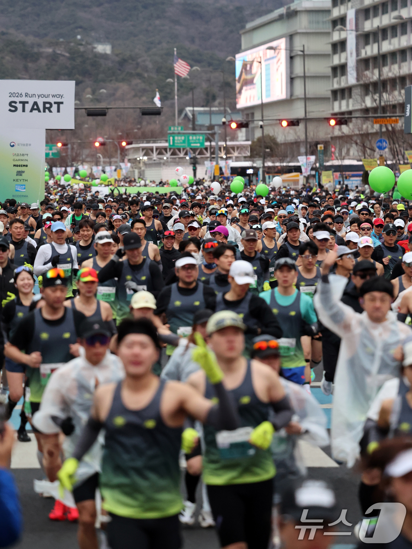 (서울=뉴스1) 황기선 기자 = 2일 오전 서울 광화문광장에서 열린 '2026 서울 하프 레이스 마라톤'에서 참가자들이 힘차게 출발하고 있다.  2026.3.2/뉴스1