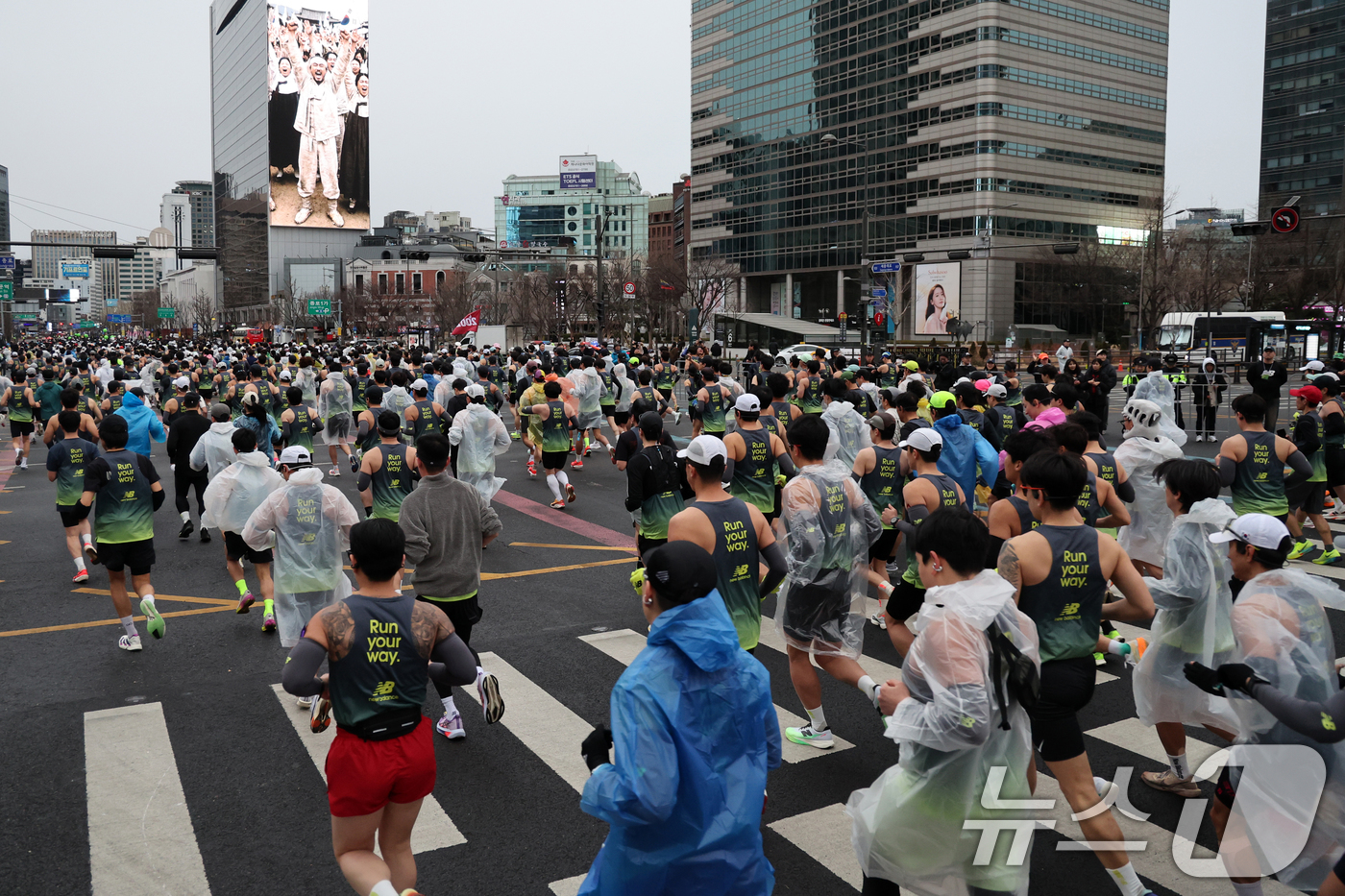 (서울=뉴스1) 황기선 기자 = 2일 오전 서울 광화문광장에서 열린 '2026 서울 하프 레이스 마라톤'에서 참가자들이 힘차게 출발하고 있다.  2026.3.2/뉴스1