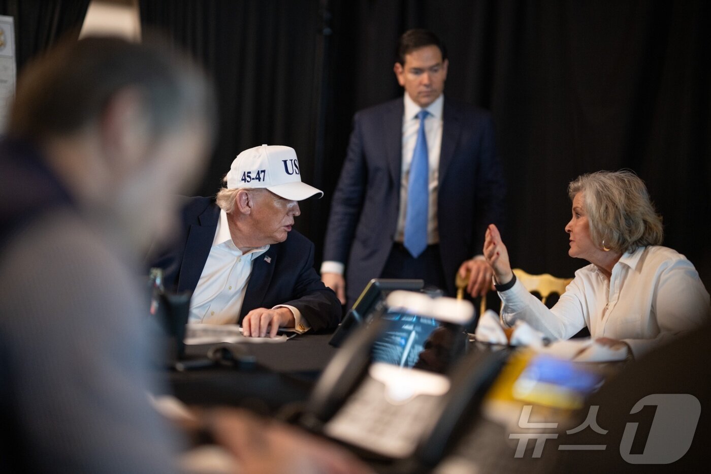 본문 이미지 - 미국 백악관이 1일(현지시간) 공개한 지난달 28일 대(對)이란 군사작전 '에픽 퓨리'(Epic Fury) 상황실. 도널드 트럼프 미국 대통령의 자택인 플로리다주 마러라고에 트럼프와 마코 루비오 국무장관, 댄 케인 합참의장, 수지 와일스 백악관 비서실장 등이 모여 있다.(백악관 엑스 계정, 재판매 및 DB금지) ⓒ 뉴스1 류정민 특파원