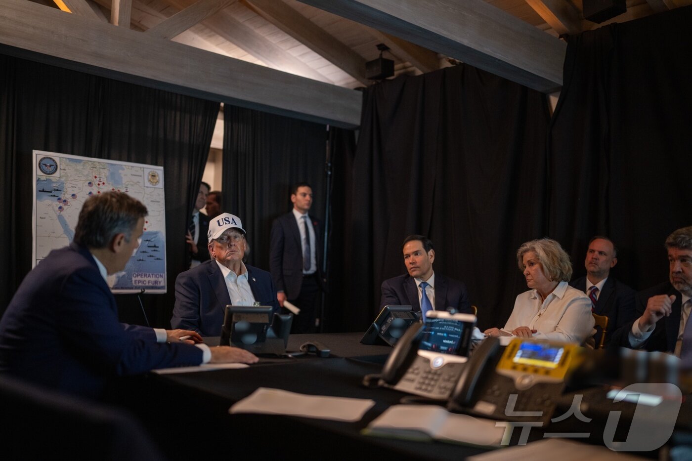 본문 이미지 - 미국 백악관이 공개한 지난달 28일 대(對)이란 군사작전 '에픽 퓨리'(Epic Fury) 상황실. 도널드 트럼프 미국 대통령의 자택인 플로리다주 마러라고에 트럼프와 마코 루비오 국무장관,  수지 와일스 백악관 비서실장 등이 모여 있다.(백악관 엑스 계정, 재판매 및 DB금지) ⓒ 뉴스1 류정민 특파원