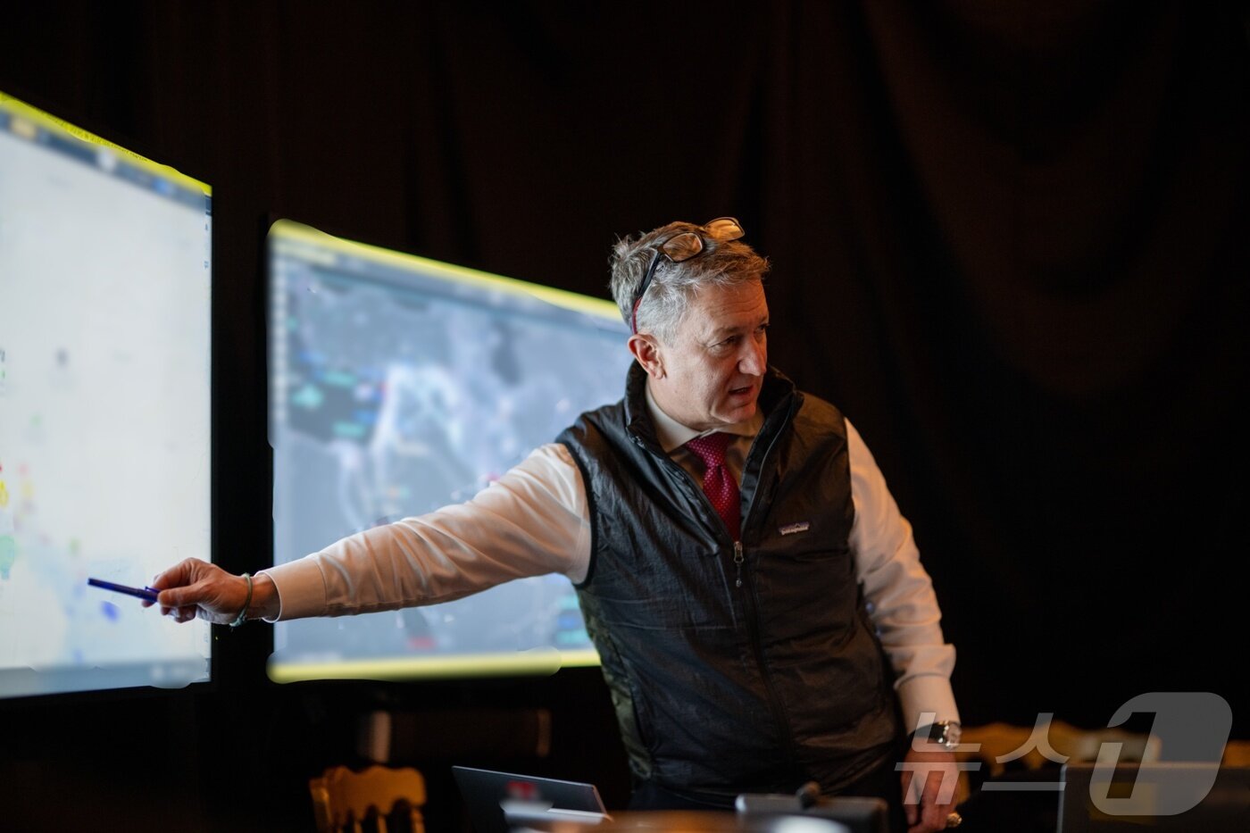 본문 이미지 - 미국 백악관이 2월 28(현지시간) 공개한 지난달 28일 대(對)이란 군사작전 '에픽 퓨리'(Epic Fury) 상황실. 도널드 트럼프 미국 대통령의 자택인 플로리다주 마러라고에서 댄 케인 합참의장이 군사 작전에 대해 브리핑하는 모습으로 보인다.(백악관 엑스 계정, 재판매 및 DB금지) ⓒ 뉴스1 류정민 특파원