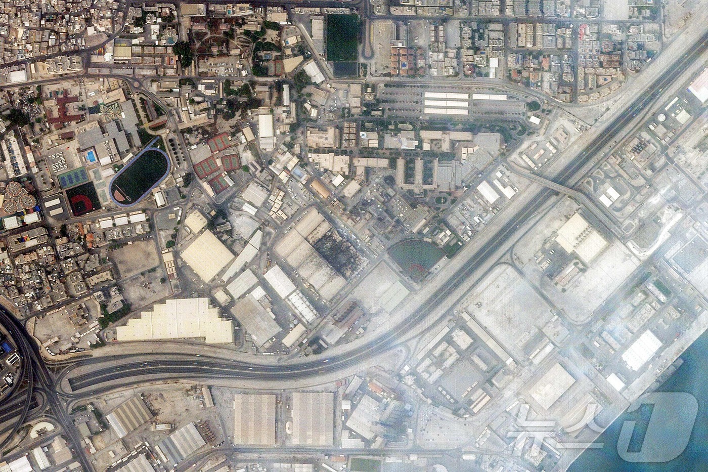 (마나마 AFP=뉴스1) 이창규 기자 = 민간 위성 운영사인 플래닛 랩스는 1일(현지시간) 이란의 공격을 받은 뒤 바레인의 미 해군 제5함대 기지에서 연기가 피어오르는 모습이 담긴 …