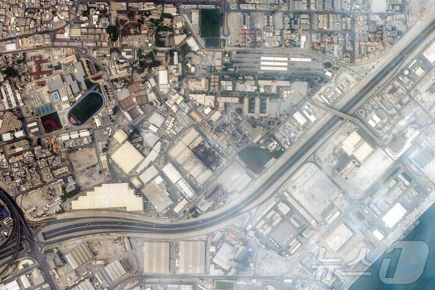 본문 이미지 - 민간 위성 운영사인 플래닛 랩스는 1일(현지시간) 이란의 공격을 받은 뒤 바레인의 미 해군 제5함대 기지에서 연기가 피어오르는 모습이 담긴 사진을 공개헀다. 2026.3.1. ⓒ 뉴스1 ⓒ AFP=뉴스1