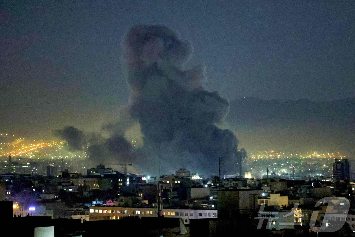 본문 이미지 - 미국과 이스라엘의 폭격으로 연기가 피어나고 있는 이란 테헤란. ⓒ AFP=뉴스1