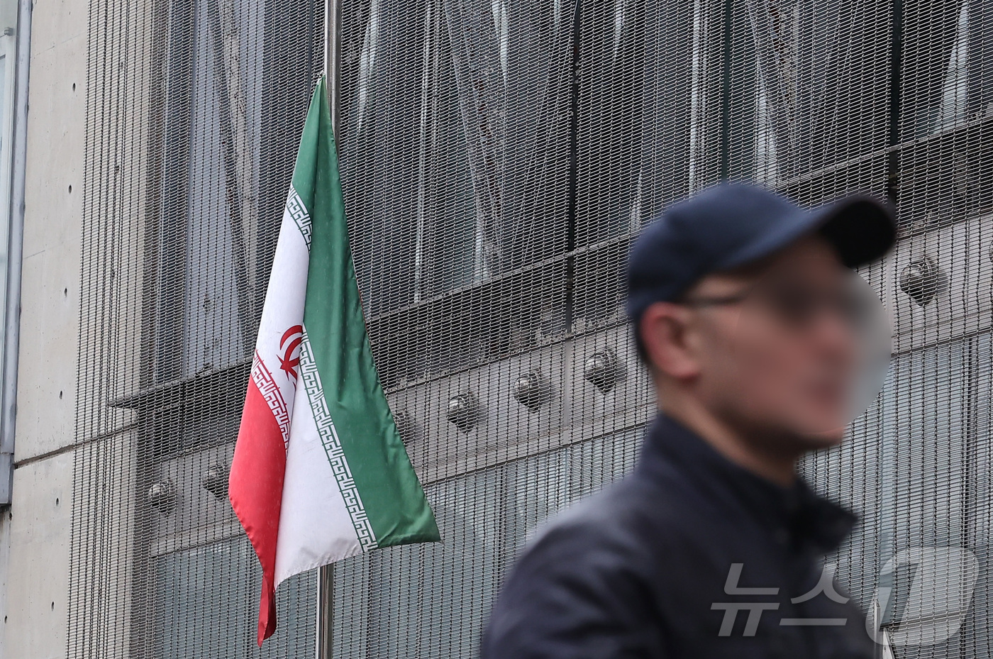 (서울=뉴스1) 김성진 기자 = 2일 서울 용산구 주한이란이슬람공화국대사관에 조기가 걸려있다.이란 정부는 지난 1일(현지시간) 최고지도자 아야톨라 세예드 알리 하메네이(86)의 사 …