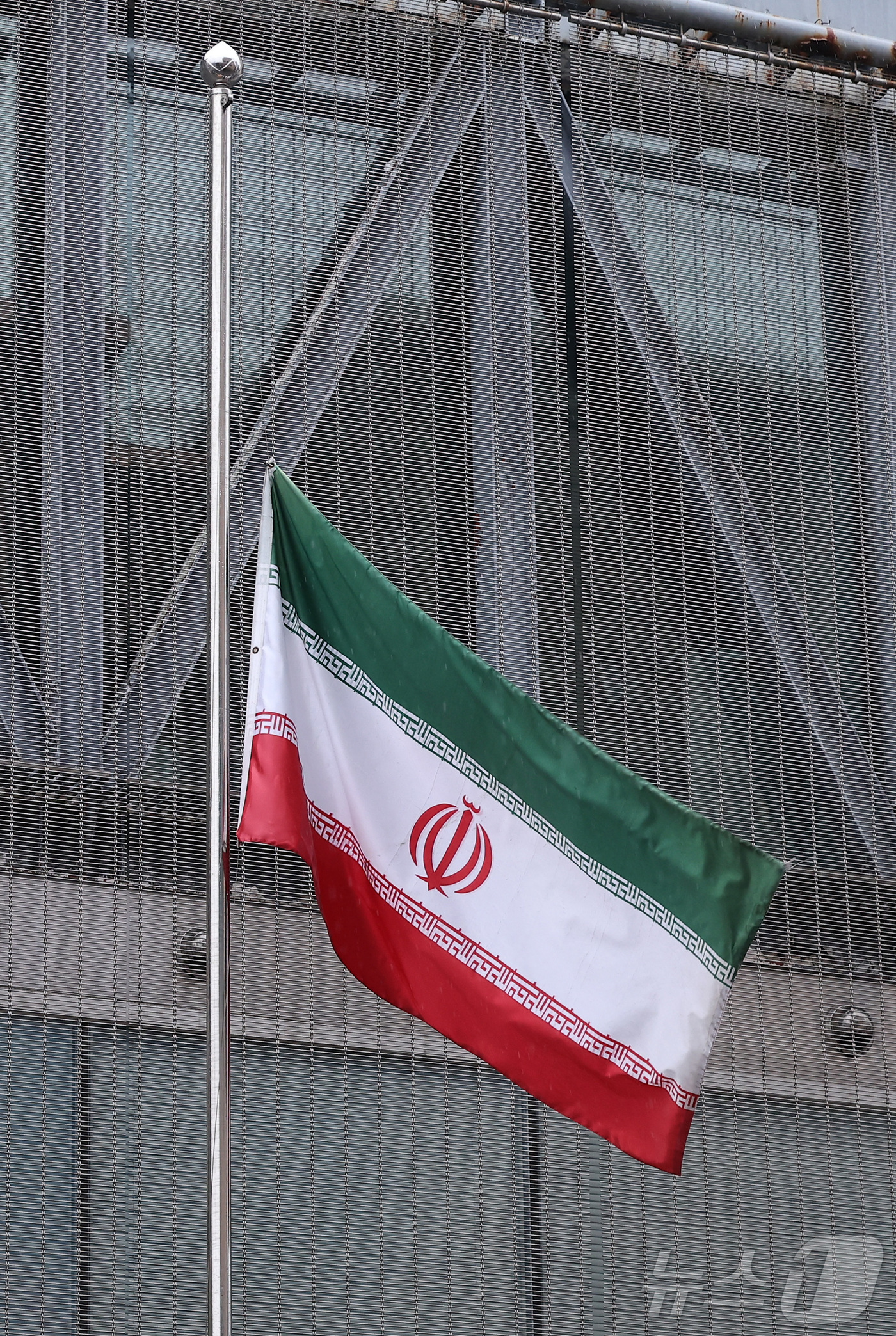 (서울=뉴스1) 김성진 기자 = 2일 서울 용산구 주한이란이슬람공화국대사관에 조기가 걸려있다.이란 정부는 지난 1일(현지시간) 최고지도자 아야톨라 세예드 알리 하메네이(86)의 사 …