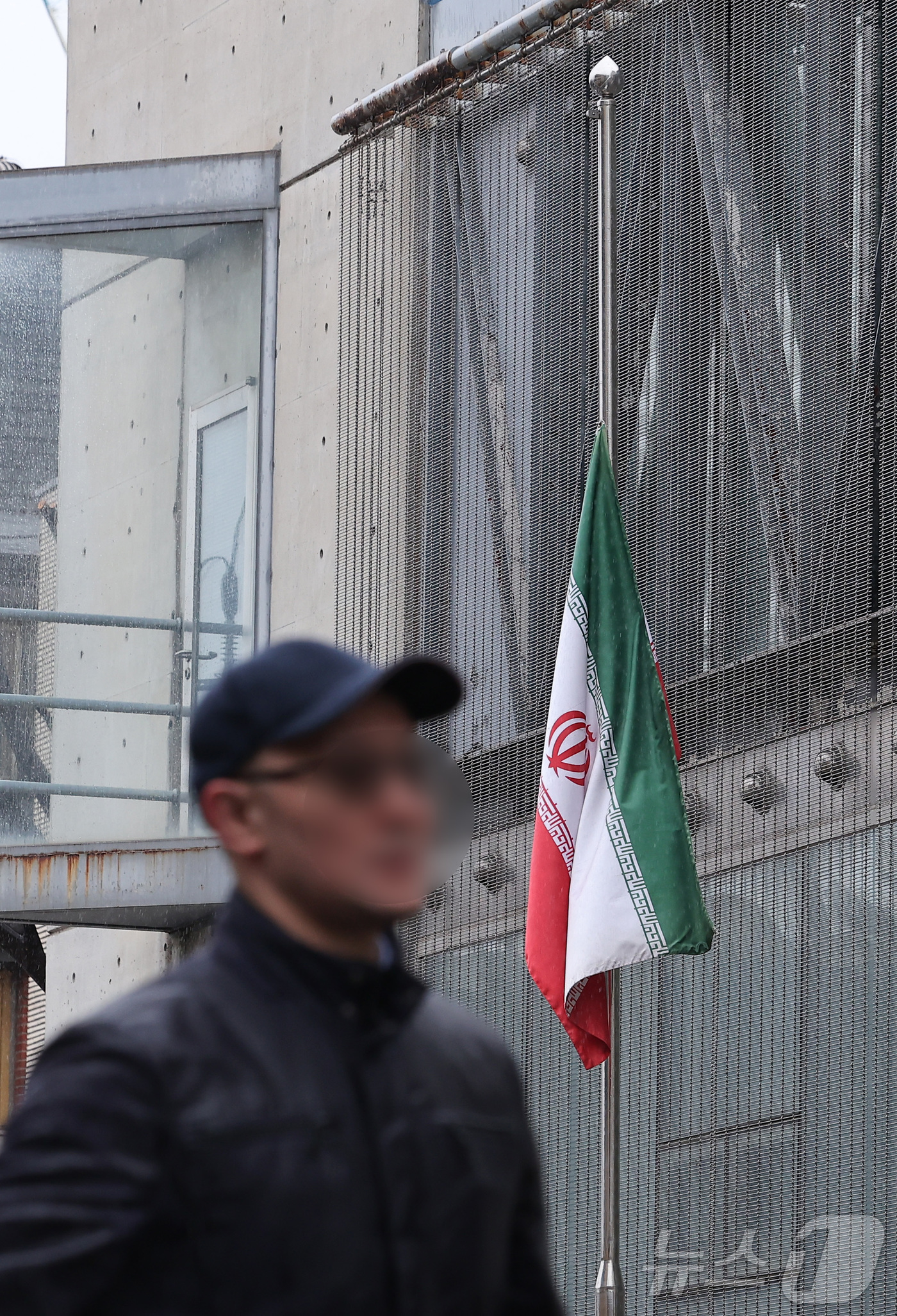 (서울=뉴스1) 김성진 기자 = 2일 서울 용산구 주한이란이슬람공화국대사관에 조기가 걸려있다.이란 정부는 지난 1일(현지시간) 최고지도자 아야톨라 세예드 알리 하메네이(86)의 사 …