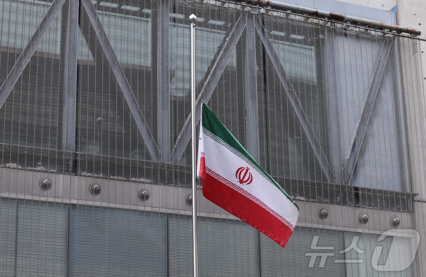 (서울=뉴스1) 김성진 기자 = 2일 서울 용산구 주한이란이슬람공화국대사관에 조기가 걸려있다.이란 정부는 지난 1일(현지시간) 최고지도자 아야톨라 세예드 알리 하메네이(86)의 사 …