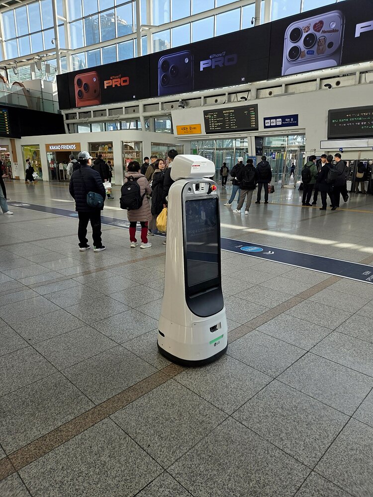 본문 이미지 - 서울역 혼잡도 안내 로봇 모습.(한국철도공사 제공)뉴스1ⓒ news1