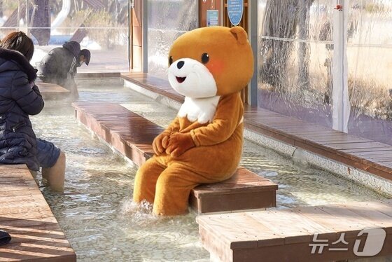 본문 이미지 -  충주시 캐릭터 '충주씨' 수안보 족욕 체험(자료사진. 재판매 및 DB금지)