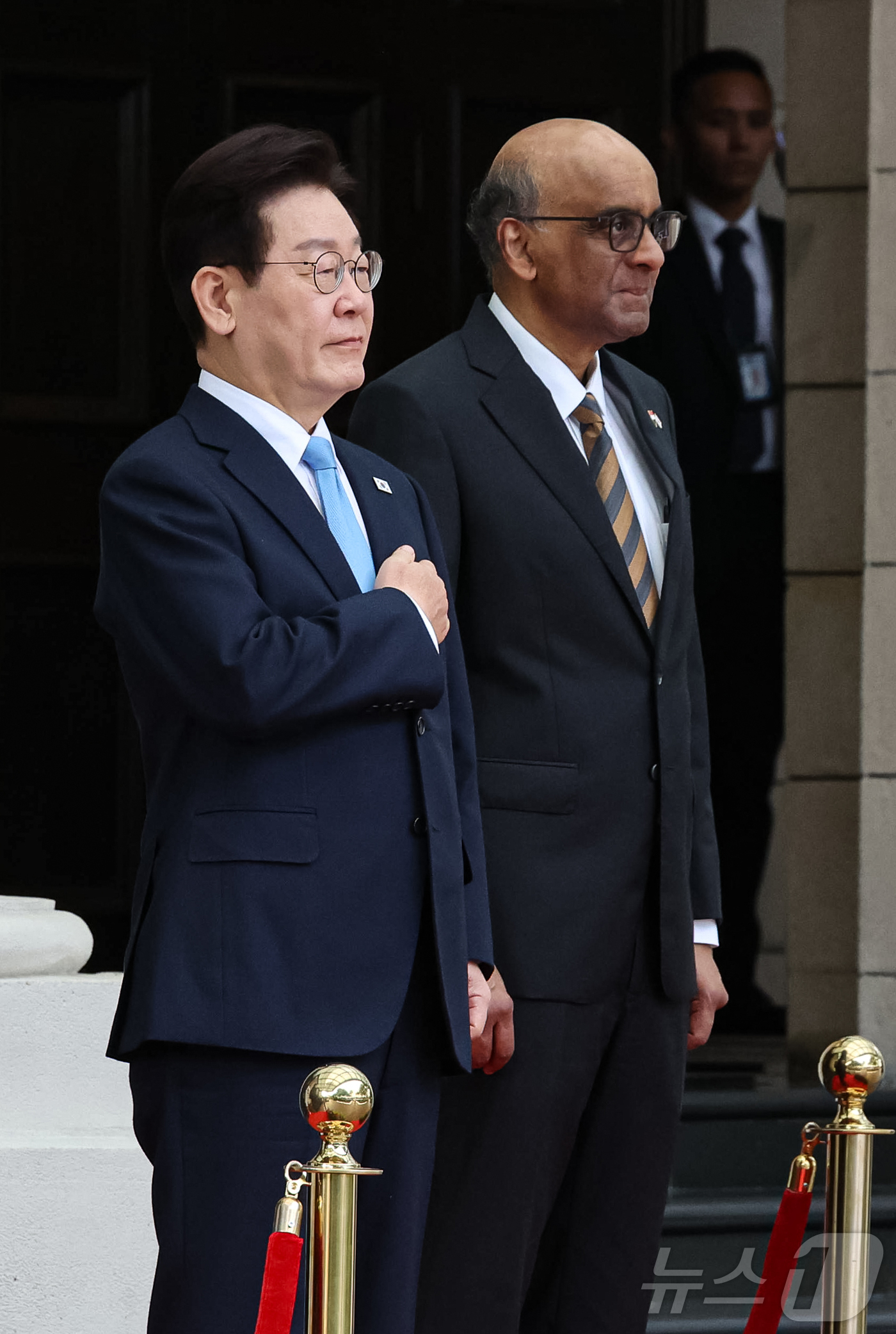 (싱가포르=뉴스1) 허경 기자 = 싱가포르를 국빈 방문 중인 이재명 대통령이 2일(현지시간) 싱가포르 외교부에서 열린 공식 환영식에서 국민의례를 하고 있다. 2026.3.2/뉴스1 …