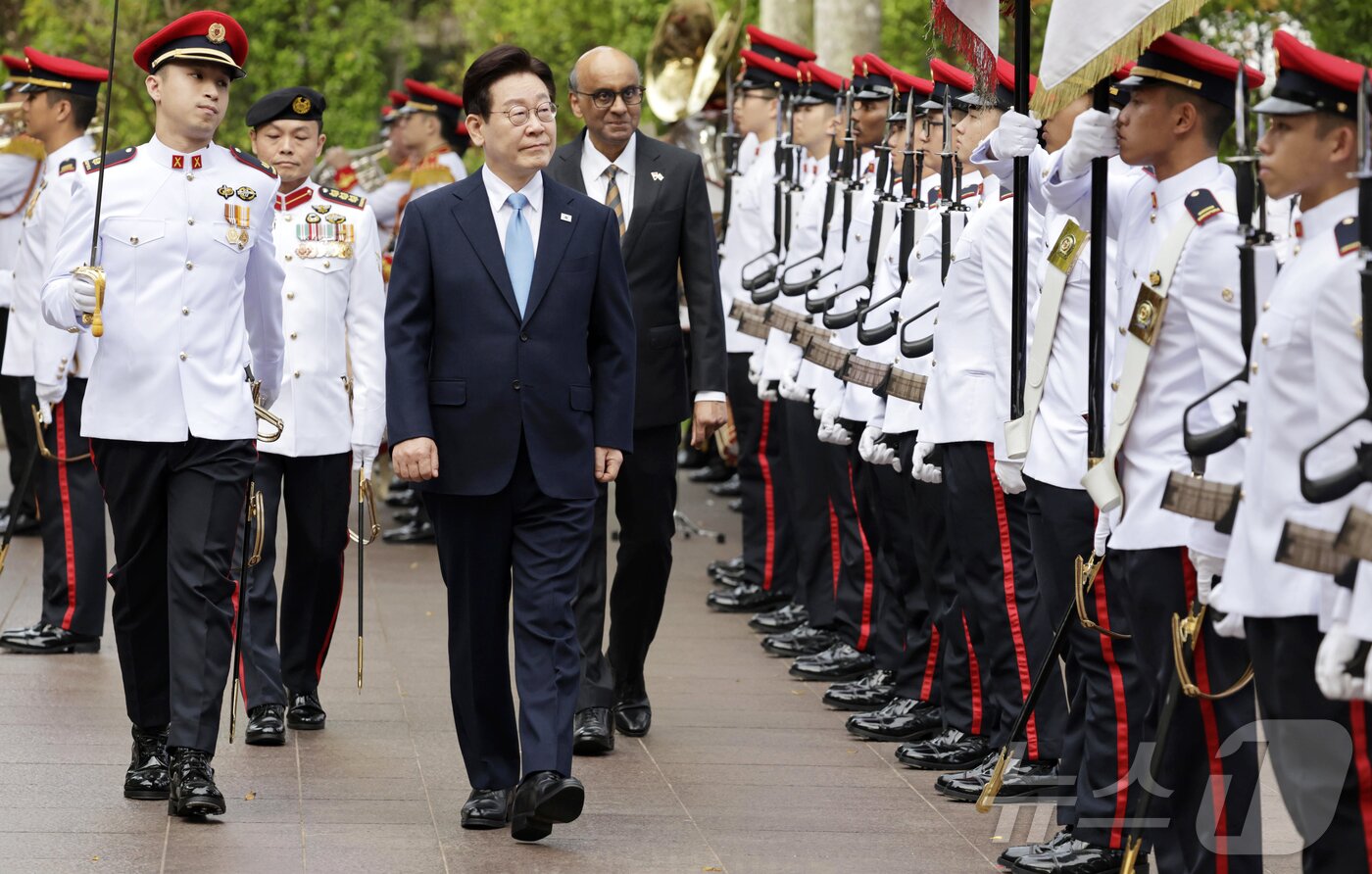 본문 이미지 - 싱가포르를 국빈 방문 중인 이재명 대통령이 2일(현지시간) 싱가포르 외교부에서 열린 공식 환영식에서 의장대를 사열하고 있다. ⓒ 뉴스1 허경 기자