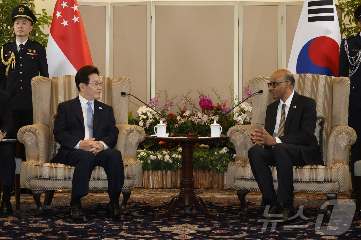 (싱가포르=뉴스1) 허경 기자 = 싱가포르를 국빈 방문 중인 이재명 대통령이 2일(현지시간) 싱가포르 외교부에서 타르만 샨무가라트남 대통령과 면담을 하고 있다. 2026.3.2/뉴 …