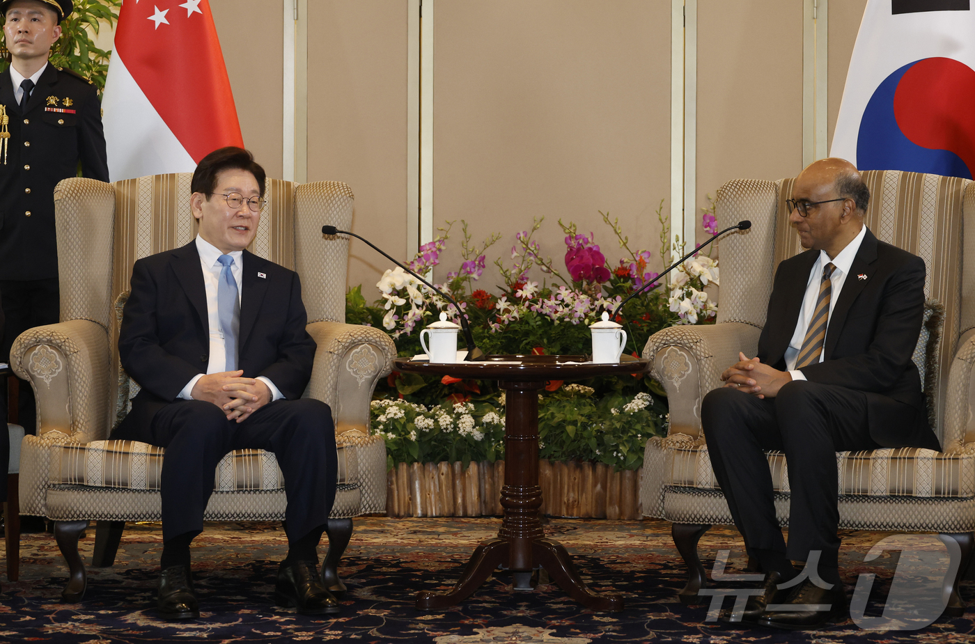(싱가포르=뉴스1) 허경 기자 = 싱가포르를 국빈 방문 중인 이재명 대통령이 2일(현지시간) 싱가포르 외교부에서 타르만 샨무가라트남 대통령과 면담을 하고 있다. 2026.3.2/뉴 …