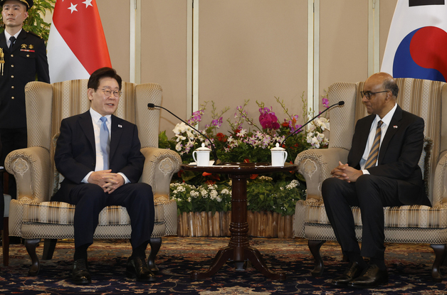 싱가포르 대통령과 면담하는 이재명 대통령
