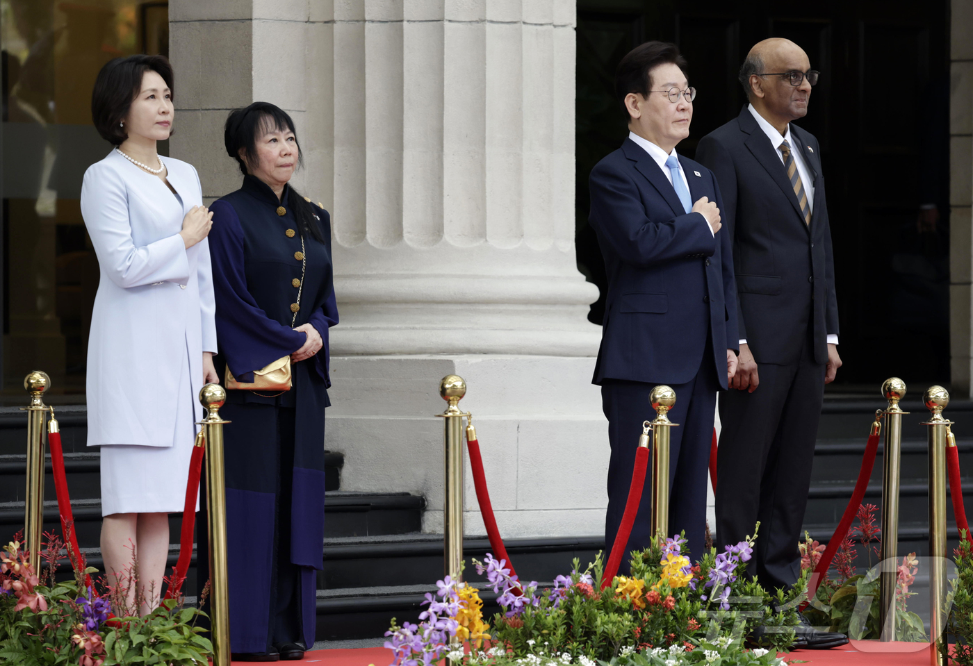 (싱가포르=뉴스1) 허경 기자 = 싱가포르를 국빈 방문 중인 이재명 대통령이 2일(현지시간) 싱가포르 외교부에서 열린 공식 환영식에서 국민의례를 하고 있다. 2026.3.2/뉴스1 …