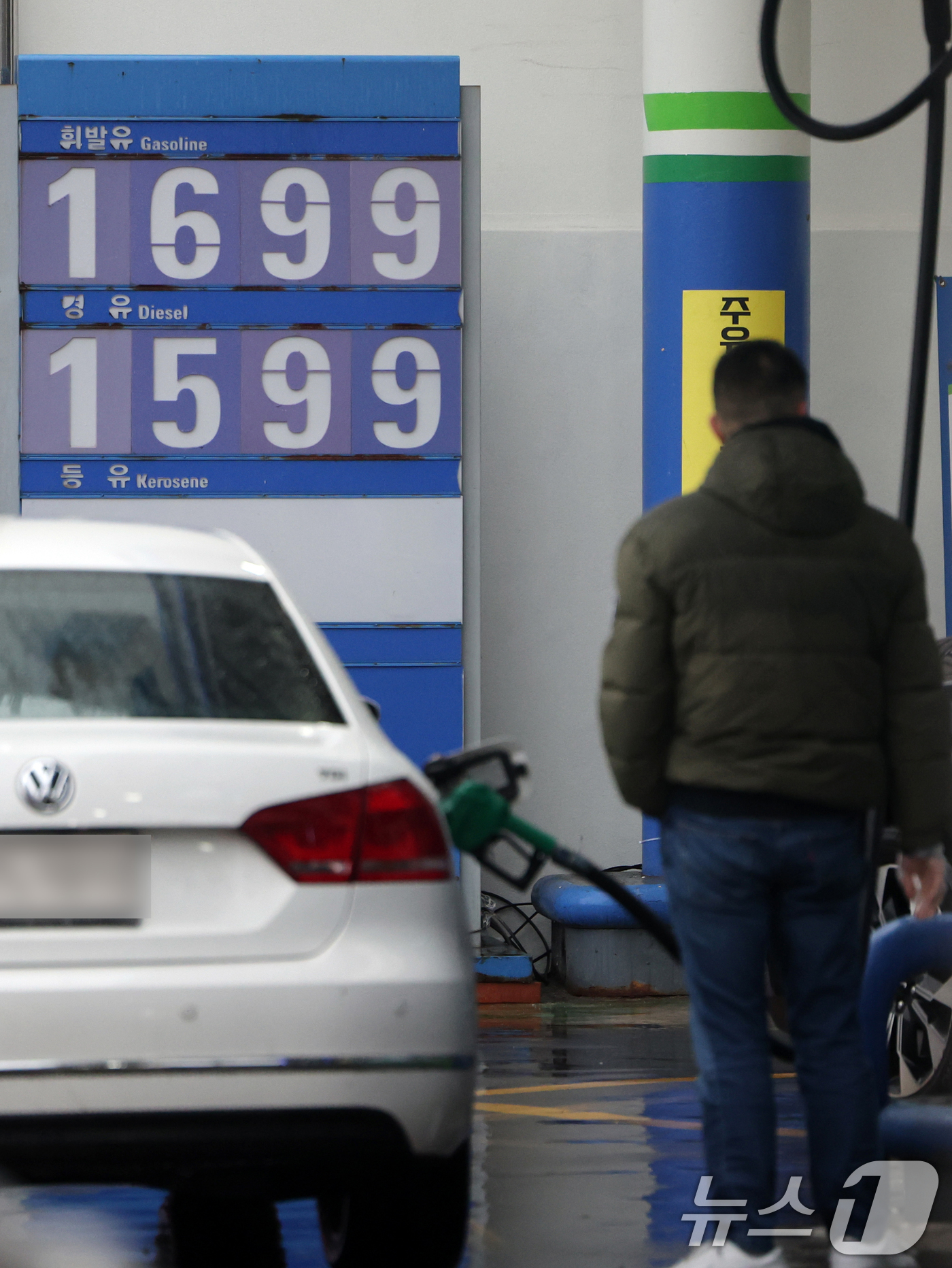(서울=뉴스1) 황기선 기자 = 2일 서울시내 한 주유소에 휘발유와 경유 가격이 표시되어 있다.미국의 대(對)이란 군사작전으로 국제유가가 급등했다.1일(현지 시각) 미국 뉴욕상품거 …