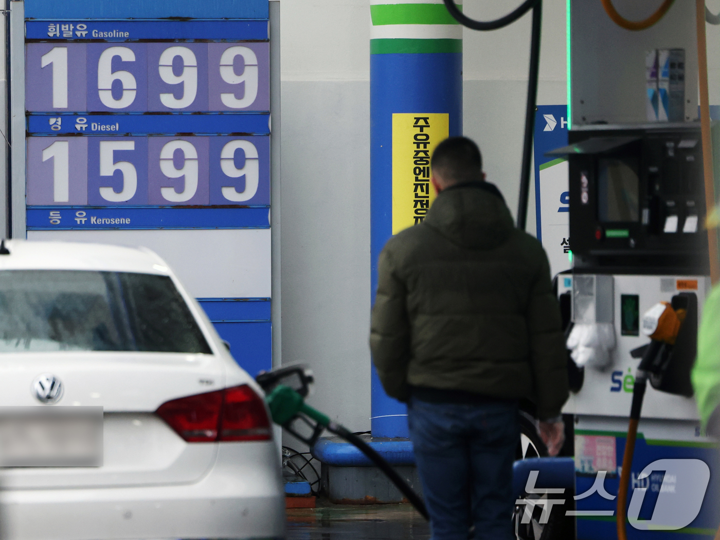 (서울=뉴스1) 황기선 기자 = 2일 서울시내 한 주유소에 휘발유와 경유 가격이 표시되어 있다.미국의 대(對)이란 군사작전으로 국제유가가 급등했다.1일(현지 시각) 미국 뉴욕상품거 …