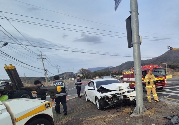 보령 사거리서 승용차가 신호등 들이받아…60대 운전자 숨져
