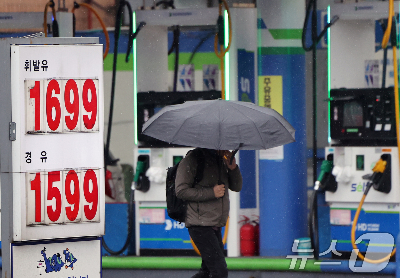 (서울=뉴스1) 황기선 기자 = 2일 서울시내 한 주유소에 휘발유와 경유 가격이 표시되어 있다.미국의 대(對)이란 군사작전으로 국제유가가 급등했다.1일(현지 시각) 미국 뉴욕상품거 …