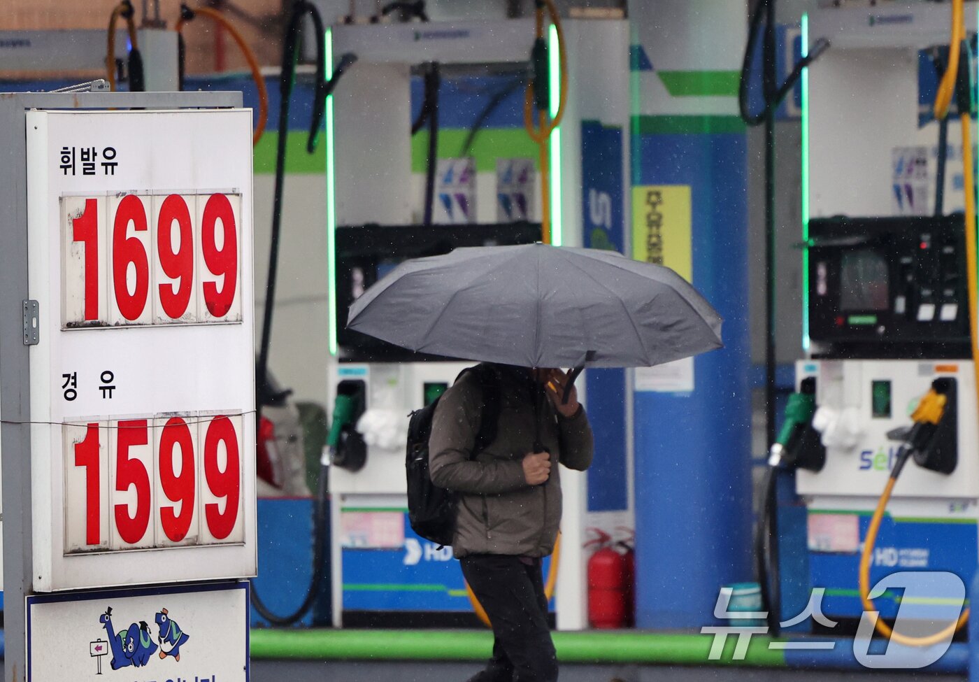 본문 이미지 - 2일 서울시내 한 주유소에 휘발유와 경유 가격이 표시되어 있다.  2026.3.2 ⓒ 뉴스1 황기선 기자