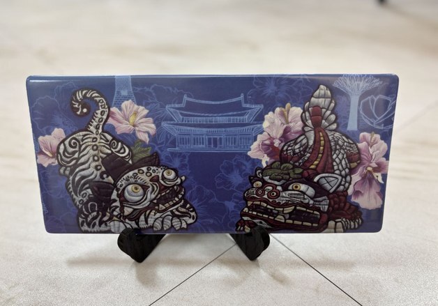 李대통령, 싱가포르 총리에 '韓호랑이-싱가포르 사자' 문양 접시 선물