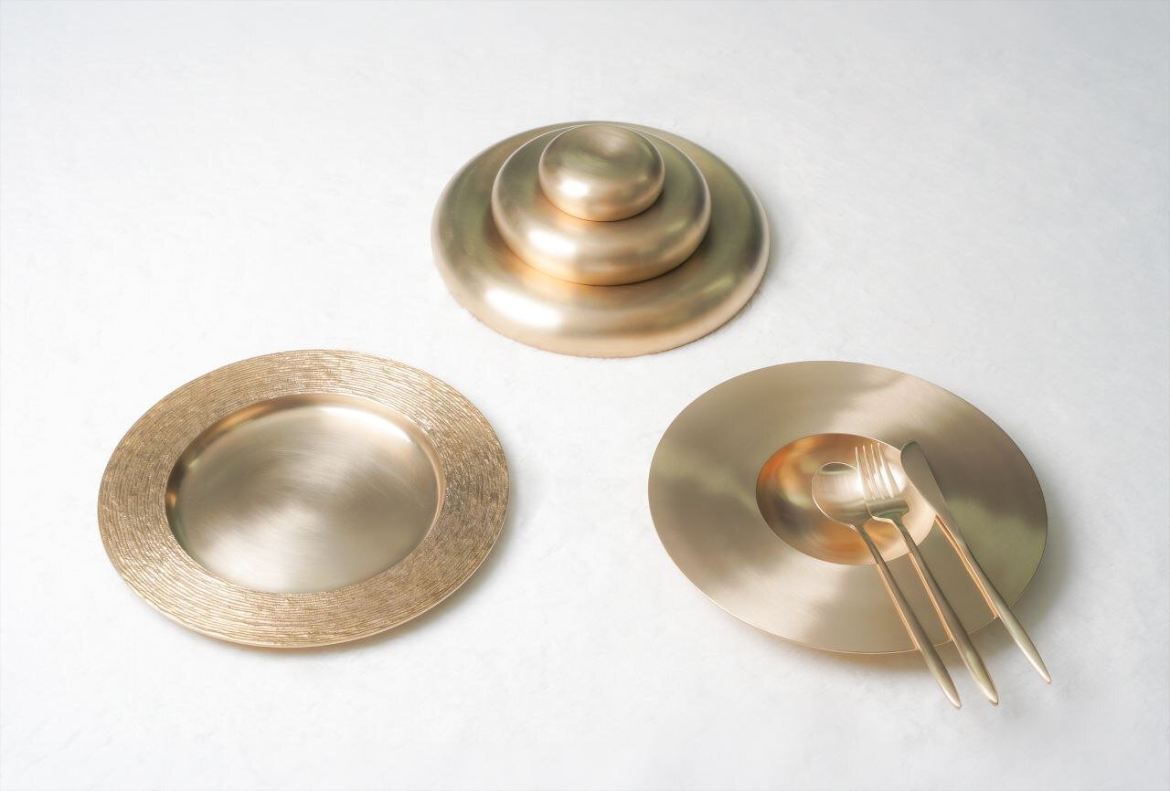 본문 이미지 - 이재명 대통령이 루즈루이 싱가포르 총리 배우자에게 선물한 '유기 제작 서양 식기 세트' 모습.(청와대 제공)