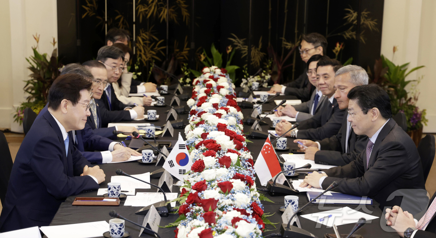 (싱가포르=뉴스1) 허경 기자 = 싱가포르를 국빈 방문 중인 이재명 대통령이 2일(현지시간) 싱가포르 외교부에서 열린 한·싱가포르 정상회담에서 발언을 하고 있다. 2026.3.2/ …